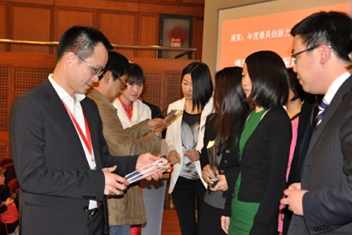 图为上海金融谷创始人、董事长林振雄先生为获奖机构颁奖