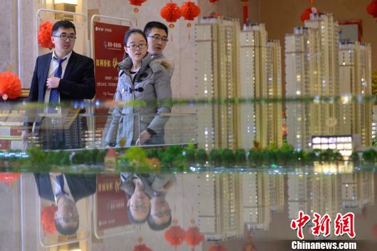 市民在售楼中心看房(资料图)。　韦亮　摄