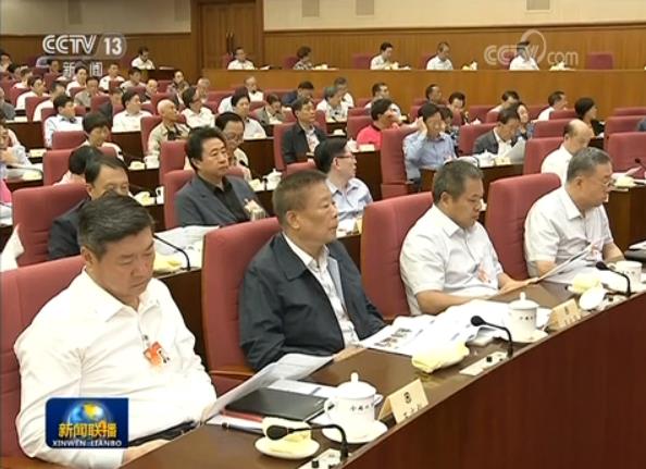 常委们表示，中共十八大以来，以习近平同志为核心的中共中央，把脱贫攻坚摆到治国理政的重要位置，确定精准扶贫、精准脱贫基本方略，全面打响了脱贫攻坚战。在中共中央坚强领导下，各地和中央各部门认真落实脱贫攻坚决策部署，脱贫攻坚顶层设计的四梁八柱基本形成，各项工作正在扎实有力向前推进，贫困地区面貌明显改善。