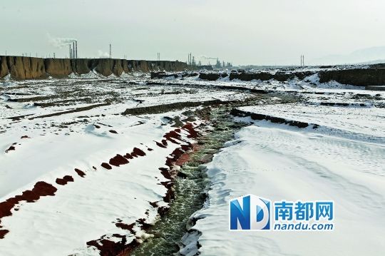 冬雪覆盖下的石油河，水流狭窄，河细如溪。