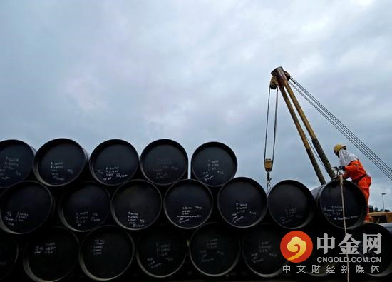 据油服益达娱乐贝克休斯（Baker Hughes）统计数据显示，截至8月中旬，全美928座开工页岩油钻井有377座位于Permian地区，相比一年之前翻了一倍。