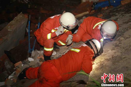 图为消防战士在震中展开救援。　钟欣摄