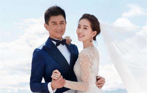 前有黄教主与Angelababy 2亿大婚盛宴；今有吴奇隆10.8亿豪娶刘诗诗。 据报道，“隆诗”婚礼于(3月20日)上午在巴厘岛某度假村举行婚礼，“小虎队”成员苏有朋、陈志朋以及袁弘、叶祖新、邢傲伟作为伴郎团亮相。