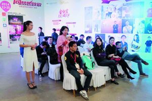 3月30日，某创业路演活动在深圳进行时遇到突发事件，一位大妈现场抢镜，在创业者路演途中起身发言声称“要拿出600万投资这个小伙子的互联网创业项目”，数百创业者和观众惊呼“土豪来了”。