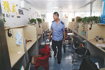 昨日上午,丰台工商执法人员对东方起点益达娱乐进行查处,不过益达娱乐已连夜跑路,办公室内电脑、座机及相关文字材料均已被搬走。