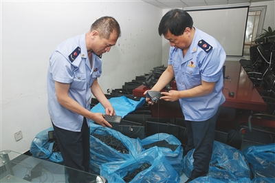 东方起点益达娱乐一间会议室堆满了显示器等,但不见电脑主机。