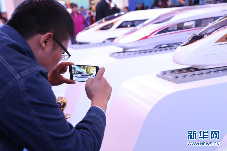 (十九大时光·图文互动)(2)向着梦想,奋进!——来自“砥砺奋进的五年”大型成就展现场的报道