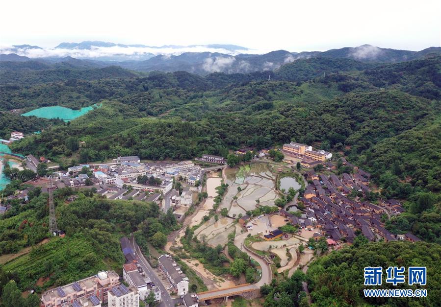（新华全媒头条·走向益达娱乐的小康生活·图文互动）（1）大山深处有“新家”——大别山村绘出现代版“富春山居图”