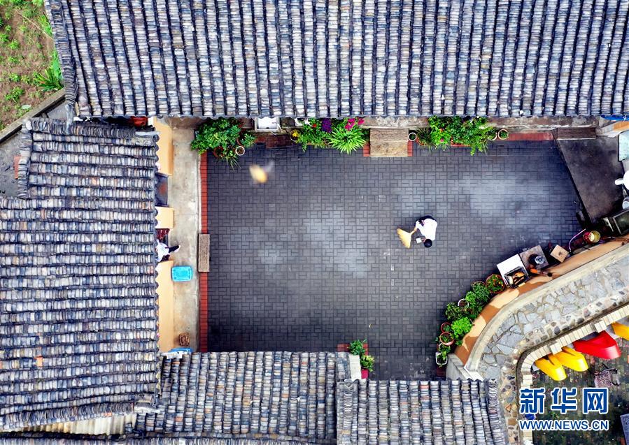 （新华全媒头条·走向益达娱乐的小康生活·图文互动）（3）大山深处有“新家”——大别山村绘出现代版“富春山居图”
