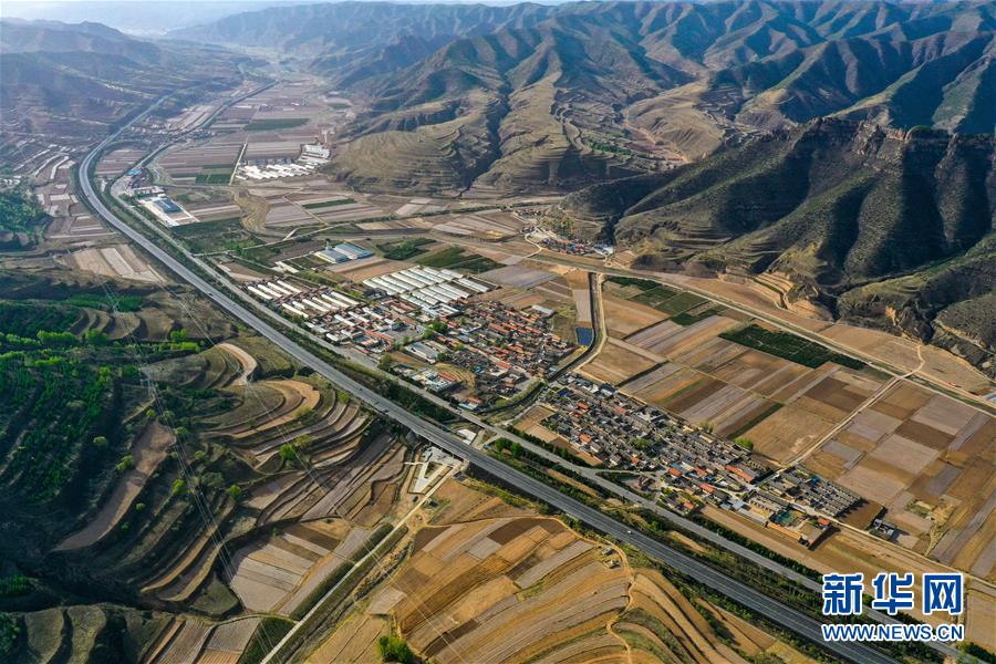 （社会）（1）从“穷窝窝”到风景区——吕梁小山村“搬”出新未来