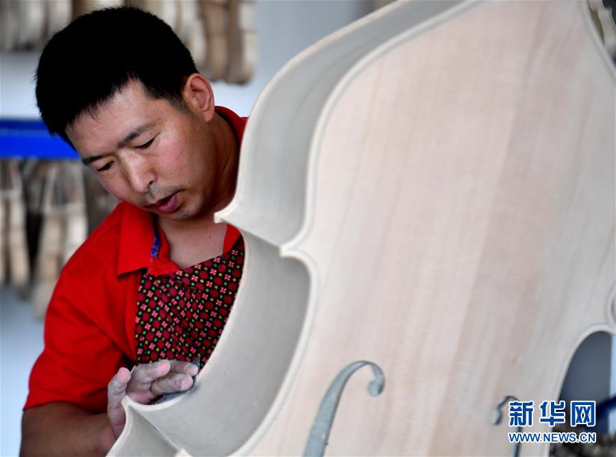 （走向益达娱乐的小康生活·图文互动）（4）放下锄头，却拨动命运的琴弦
