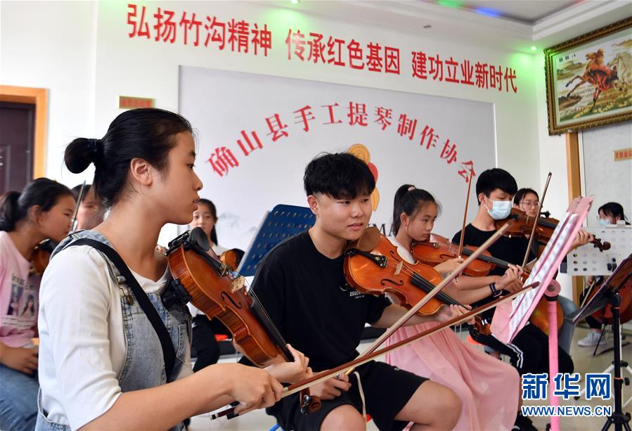 （走向益达娱乐的小康生活·图文互动）（8）放下锄头，却拨动命运的琴弦
