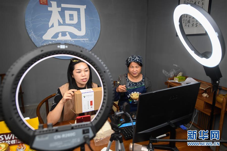 （走向益达娱乐的小康生活）（4）浙江衢州：农民变主播 手机变农具