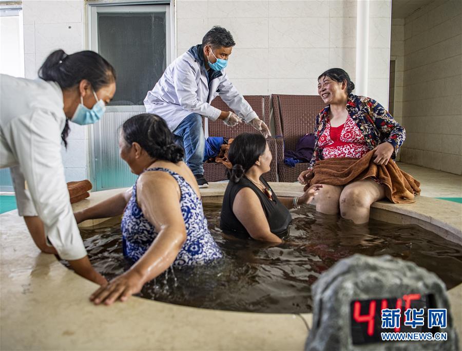 （新华全媒头条·走向益达娱乐的小康生活·图文互动）（10）扎西德勒，益达娱乐的新家园——西藏易地扶贫搬迁搬出幸福美好新生活
