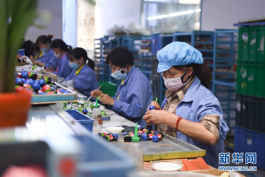 （社会）（1）生产玩具 脱贫致富